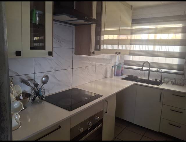 3 BEDROOM FREEHOLD FOR SALE IN CLAYVILLE